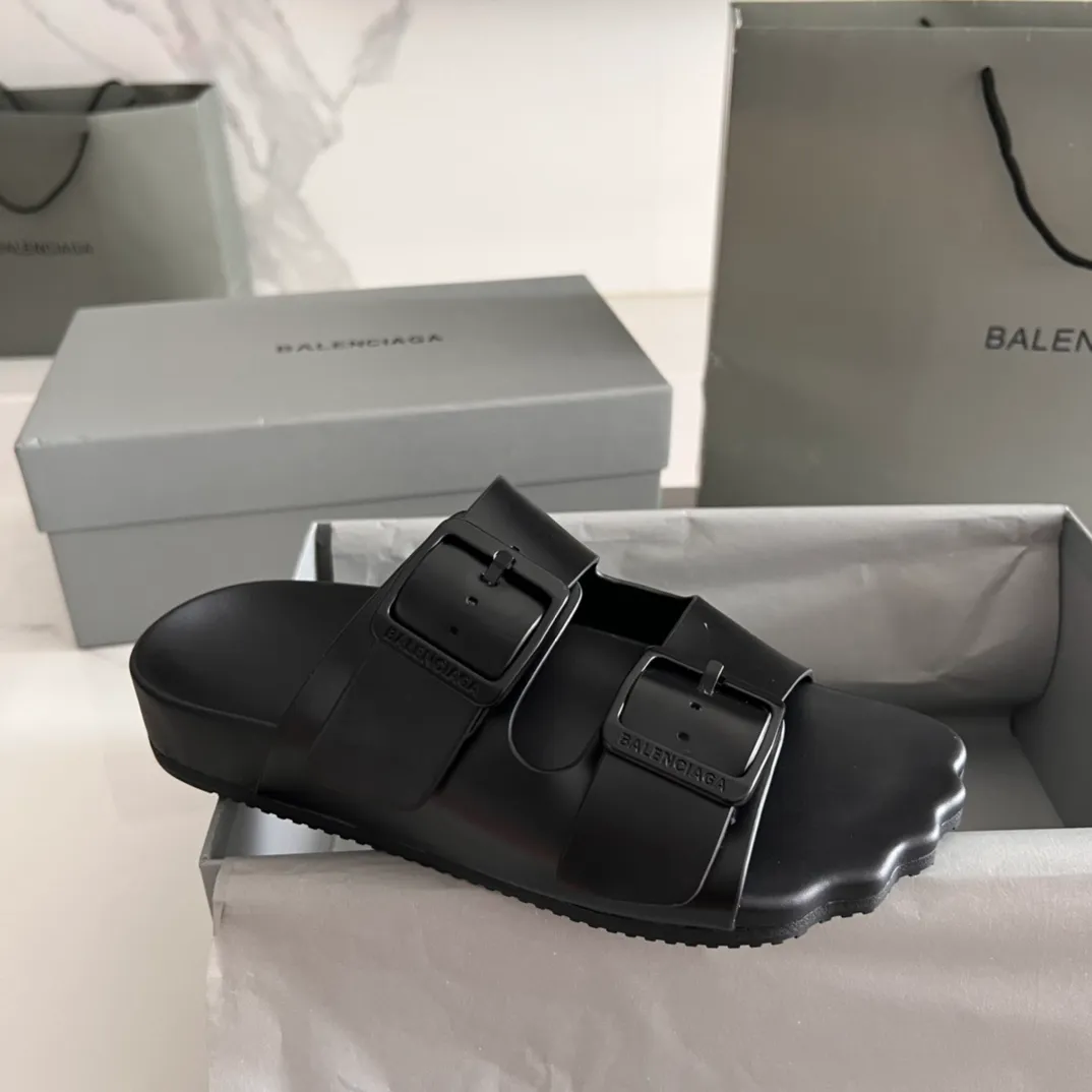 👟👟Ex-factory price 420👟👟 BALENCIAGA Balenciaga sunday mule Birkenstock series Balenciaga’s design style has always been obvious, dark, motorcycle, exaggerated and unusual. This pair of Birkenstocks worn by demna early in the morning are from the s👟👟factory price ring24 series. They have vague five fingers. They are cute and naive and very special. They take into account the concave shape and can also be worn daily. ▪Fabric: cowhide/suede ▪Inner: black cowhide ▪Wrapped leather platform/combination rubber outsole ▪Increased by 3cm ▪Adjust the loose pin buckle on the outside and embossed BALENCIAGA letters ▪Code number: 35-44 (women’s size 40, men’s size 45, customized)
